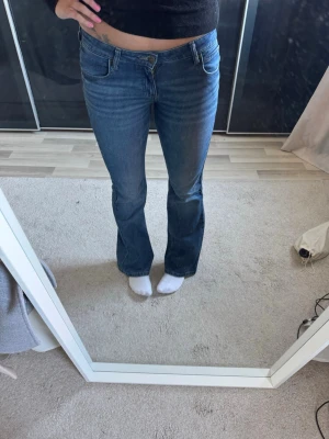 Lee jeans  - Lågmidjade lee jeans. Använda 1 gång 