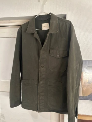 A days march overshirt  - Fet A day’s march overshirt i denna gröna färgen. Den är i topp topp skick , Storlek M förmodligen passar den L .                                                                    Funderingar? Skriv!