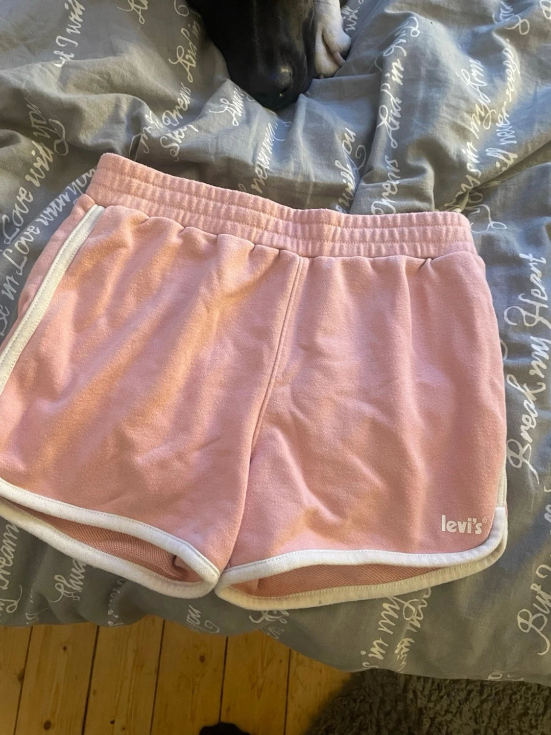 Rosa shorts från Levi's med vit kant