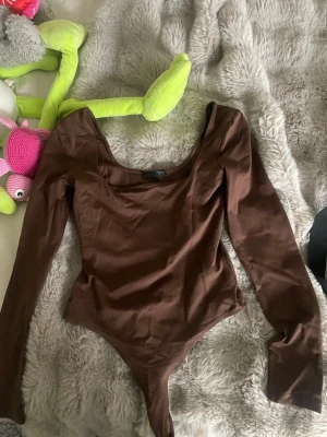 Brun body Zara - Säljer denna bruna body från zara, väldigt sparsamt använd. Bra skick! 