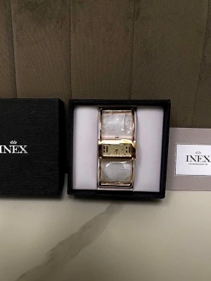 Inex Gold Ivory - jag säljer denna unika guld klockan från Inex för ett mycket bra pris. Klockan är guld, i forstfristål och är helt ny och oanvänd, i original box samt plast wraper. Jag säljer denna klockan på grund av att den inte matchar min stil och jag fick den som present. Ny pris är ca 1400kr men är gullig att sälja den för 1000kr. Pris kan diskuteras vid snabb affär. Den är också justerbar. 