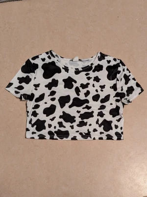 Topp från Shein  - HELT OANVÄND TOPP . Jätte snygg topp från Shein. Tillverkningsfel på toppen visas på bild