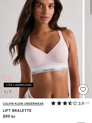 Ljusrosa Calvin Klein Set - Säljer ett set med ljusrosa bralette och trosa från Calvin Klein. Braletten har breda axelband och elastiskt band med logotyp, och trosan har samma logotypband. Materialet är mjukt och stretchigt, perfekt för komfort. Stilsäkert och trendigt set.