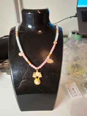 Färgglatt pärlhalsband med hänge - Överge samlingen, utförsäljning till låga priser