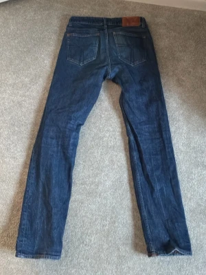 Mörkblå raka jeans från Lee - Snygga mörkblå jeans från tiger of sweden. Använda fåtal gånger och bär modellen REX. St 30/30