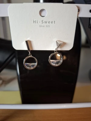 Silvriga örhängen med geometrisk design - Överge samlingen, utförsäljning till låga priser