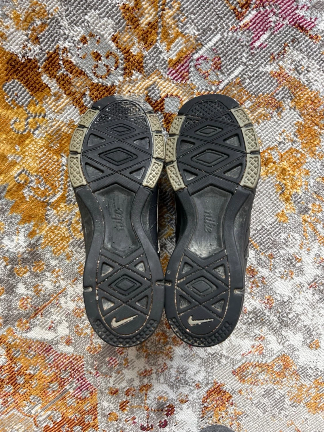 Svarta Nike sneakers med vit swoosh - 2