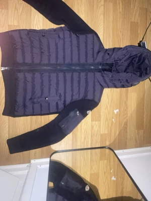 Mörkblå dunjacka från Moncler - NFC FUNKAR plus QR kod. Snygg mörkblå dunjacka från Moncler med huva och dragkedja framtill. Jackan har quiltat mönster, två fickor med knapp och en extra ficka på ärmen. Perfekt för nästan alla årstider fråga gärna frågor eller om ni behöver mer bilder så löser jag!! 😃 Passar även i M 