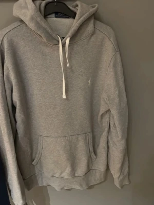 Grå hoodie från Polo Ralph Lauren - Pris diskuterbart , skickar fort , frågor bara höra av sig!