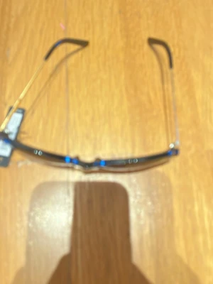 Svarta solglasögon med guldfärgade bågar - Snygga solglasögon med svarta linser och guldfärgade metallbågar. Bågarna har en tunn och stilren design med svarta detaljer på ändarna. Perfekta för att ge din look en cool touch under soliga dagar.