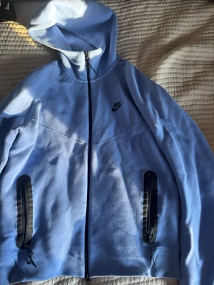 Ljusblå nike tech - Ljusblå Nike tech väldigt skönt material.