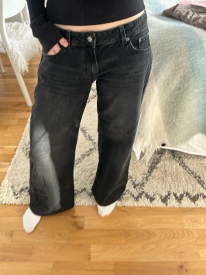 Svarta wide jeans från junkyard  - Ett par svarta wide jeans från Junkyard aldrig använda. Jättefint och skönt material. Storlek s 