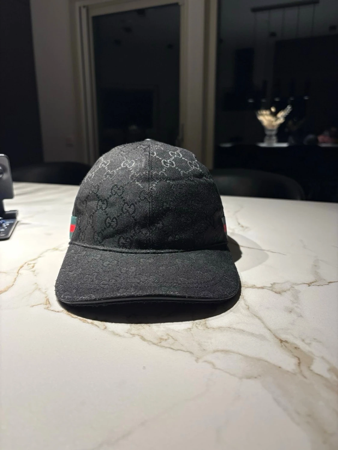 Svart keps från Gucci med GG-mönster