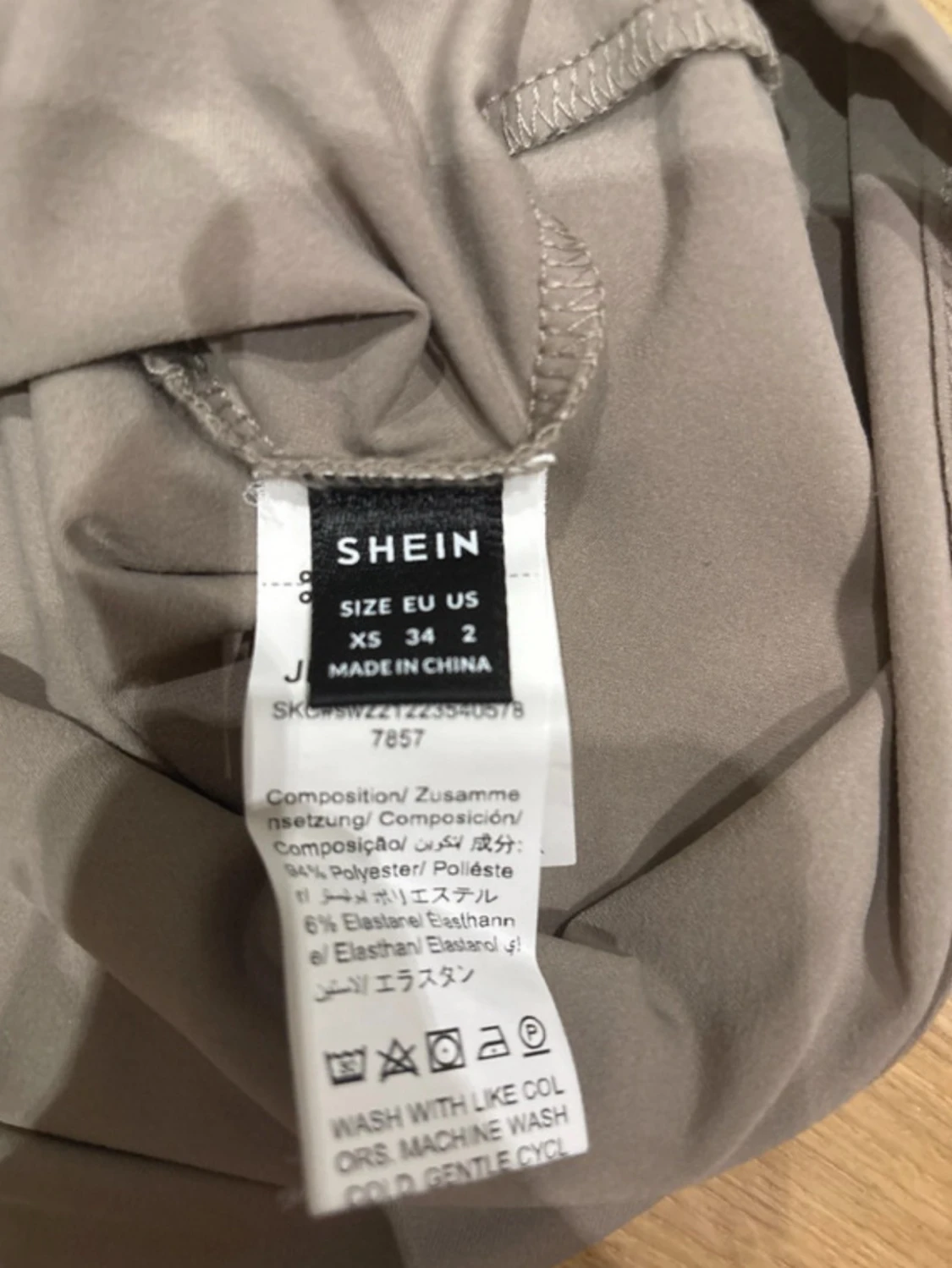 Grå långklänning med rynkade detaljer - 4