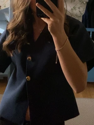 Mörkblå Blus Zara - Superfin finstickad blus/topp från Zara , passar perfekt till en stilren look! Säljer pga att den inte kommer till användning, bara att skriva vid frågor eller fler bilder💕