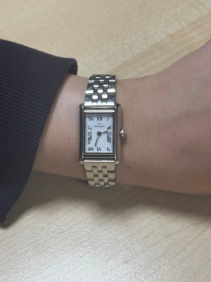 Timeless Watch mockberg  - Tidslös och elegant silver klocka från Mockberg. Har knappt användt därav vill jag sälja den. Är öppen för prisförslag🥰🥰