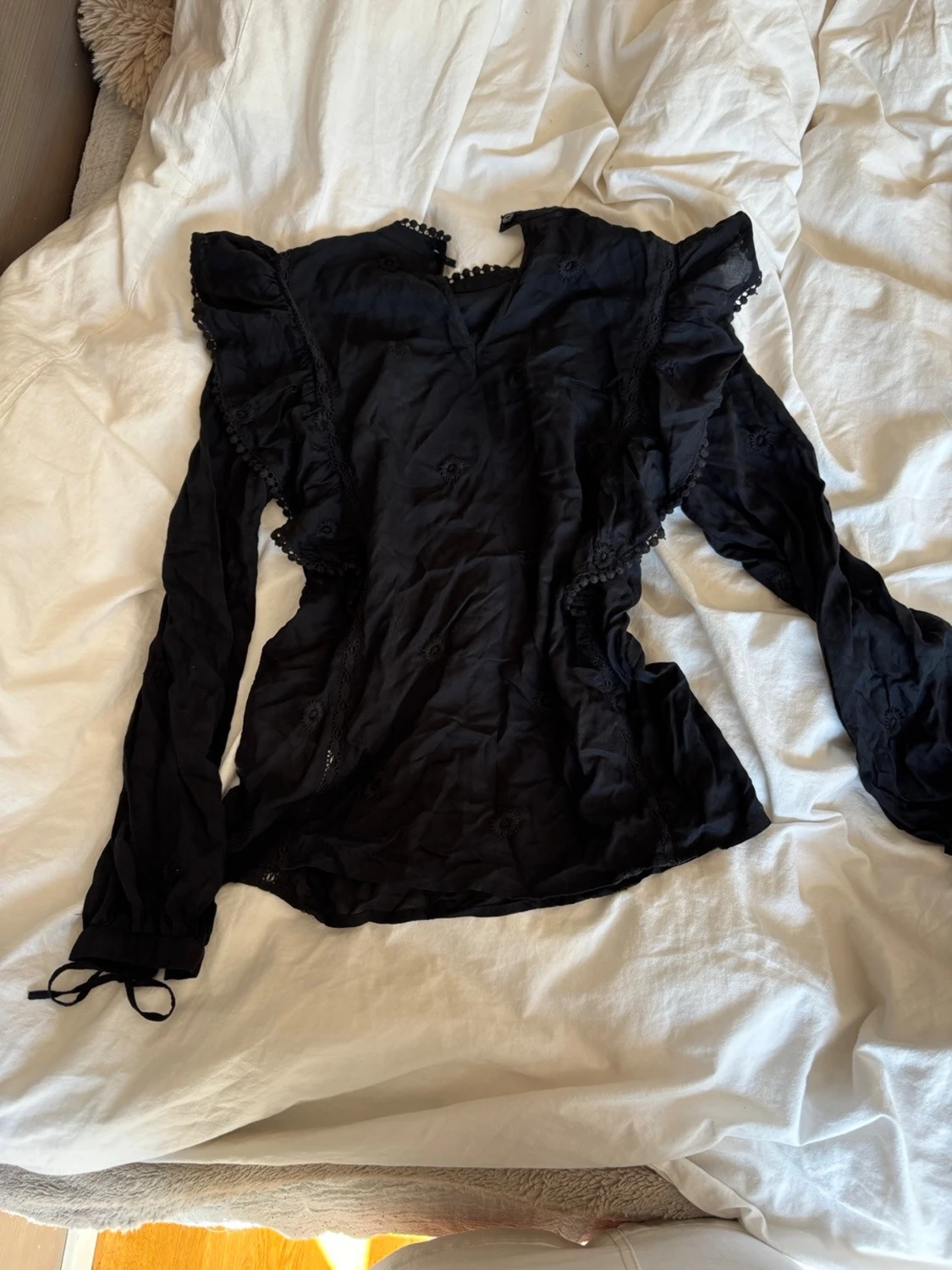 Svart blus med volangdetaljer - 5