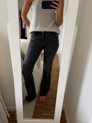 Svarta bootcut jeans - Snygga svarta bootcut jeans i en snygg tvätt. Midwaist. Passar bra på mig som är 168cm lång. Jeansen är knappt använda.