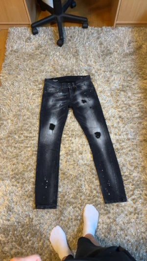 Dondup - Säljer ett par svarta dondups kända för alfons har på sig dom från Fashion store de är storlek w29 slim fit priset börjar från 1100 kan även diskutera vid snabba affär mvh flakstore🫡
