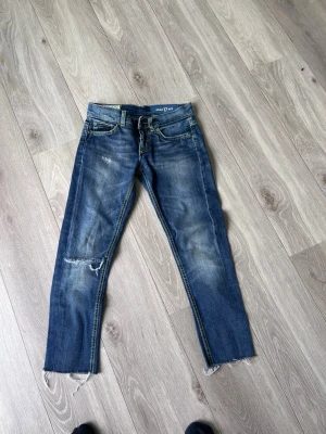 Blå slitna jeans med råa kanter - W25 L30