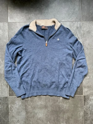 Morris halfzip merinoull  - Tjena, säljer nu denna riktigt snygga och populära Morris halfzipen, den är i storlek M men skulle säga att den sitter mer som en S, den är i bra skick, inga hål eller slitage, modellen på bilden är 180 cm och väger 65 kg, hör av er vid frågor och funderingar🙌🤝 