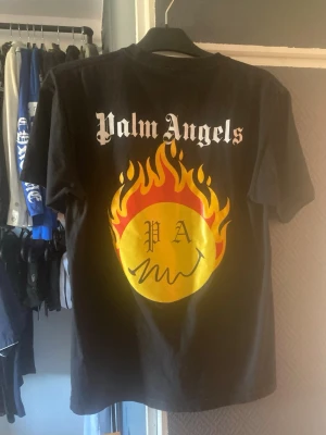 Palm Angels svart t-shirt med flames - Jag har föer kläder för salu så jag kan sänak priset vid köp av föer och vid snabb affär 