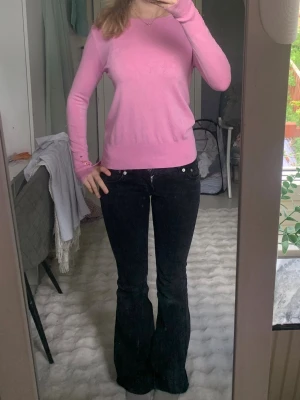 Rosa tröja från zara  - Tröjan är i bra skick men har legat länge därför har den märken från vikning💕
