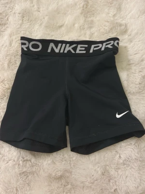 Svarta Nike Pro träningsshorts - Svarta Nike PRO, använda men ser fortfarande nya ut 🥰👌