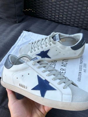 Golden Goose 41 - Tja, säljer nu dessa snygga Golden goose super star i storlek 41! Väldigt fint skick, använda ca 4 gånger. Dustbag medföljer! Skriv vid frågor