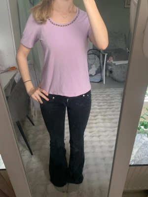 Lila cool t-shirt  - T-shirten har en jätte gullig design med paljetter vid halsen💜vet dock inte storlek och märke men skulle säga att den sitter som S/M