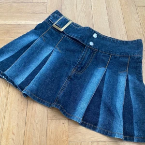 Mini Jeanskjol bälte  Y2K Vibes - Minikjol Jeanskjol med bälte Y2K vibes nyskick 