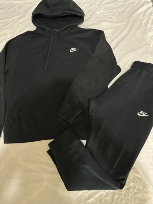 Nike tracksuit  - Hej säljer min fina Nike Tracksuit som är i Storlek M. Den är jätte skön att använd och passar väldigt bra. Den är använd flera gånger men är i fortfarande god skick. Hör av er vid intresse!