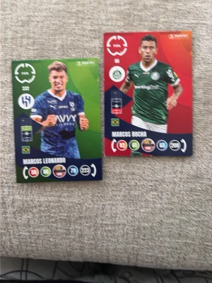 Fyra fotbollssamlarkort FIFA - Säljer fyra färgglada fotbollssamlarkort från FIFA-serien med olika spelare i sina klubbtröjor. Korten har tydliga klubb- och landsflaggor, spelarstatistik och unika designer i grönt, blått, rött och orange. Perfekt för dig som gillar att samla på fotbollskort.