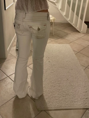 Vita True Religion low waist jeans - Supersnygga vita lågmidjade vintage jeans från True Religion. Passar W24.   Väldigt snygga nu till sommaren! 