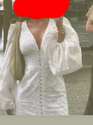 Vit adoore klänning - Säljer min fina adoore klänning då den blivit för liten. Den är HELT ny med prislapp på köpt ny i butik
