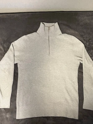 Jack & Jones Premium halvzip - Säljer en stilren halvzip från Jack and Jones i mycket fint skick. Storlek M.