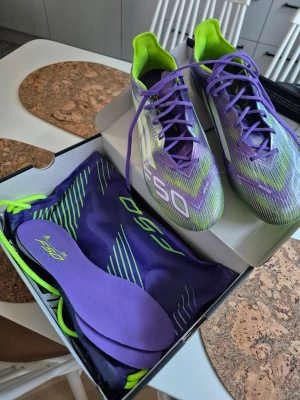 Nya Fotbollsskor - adidas F50 Elite AG Radiant Blaze - Använda 1 gång, säljes pga fel storlek.  Storlek 42 2/3.  Nypris 3099kr 