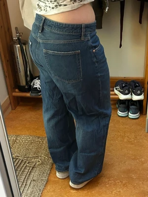 Jeans - Säljer ett par baggy blå barrel jeans. De är i storlek 42 och är knappt använda samt i bra skick. Jag säljer även ett par likadana i en grå färg. Kontakta mig för fler frågor 💐