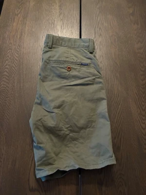 Beiga shorts från Patagonia - Snygga beiga shorts från gant med klassisk passform. Shortsen har en bakficka med knapp och hällor för bälte. Perfekta för varma dagar och har en stilren look som funkar till det mesta.