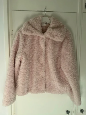 Ljusrosa teddyjacka - Supermjuk och fluffig jacka med oversized krage som ger en väldigt feminin och cozy look ✨ Perfekt till höst/vinter eller kyliga kvällar. Väldigt bekväm och varm samtidigt som den är enkel att styla till både jeans, leggings och mer dressade outfits ☁️