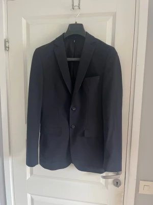 Mörkblå kavaj - Stilren mörkblå kavaj (näst intill svart) från Selected Homme. Kavajen är i fint skick utan defekter. Skriv vid minsta fundering!