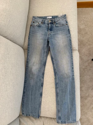 Midwaist Jeans - Superfina midwaist jeans från zara, dem är ganska raka i modellen, längden passar perfekt för mig som är 175cm lång💋Säljes pga att dem blivit för små!