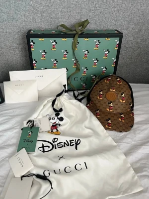 Gucci x Disney Mickey Mouse keps - Exklusiv keps från Gucci x Disney-kollektionen. Ganska sällsynt keps. Skriv om du är intresserad eller har  frågor om kepsen eller så😇