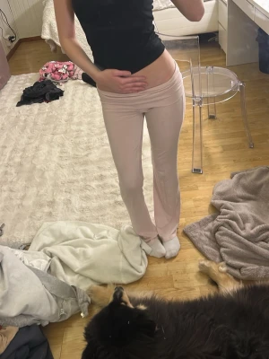 Ljusrosa bootcut leggings - Säljer ett par ljusrosa leggings med bootcut-modell, från Gina tricot helt nya 💕💕