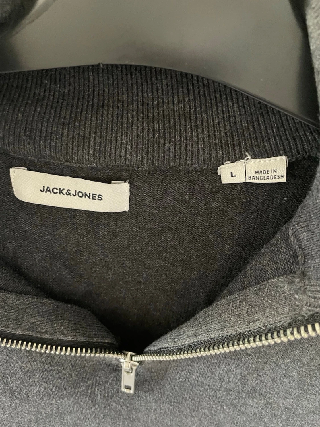Mörkgrå tröja från Jack&Jones med halfzip  - 2