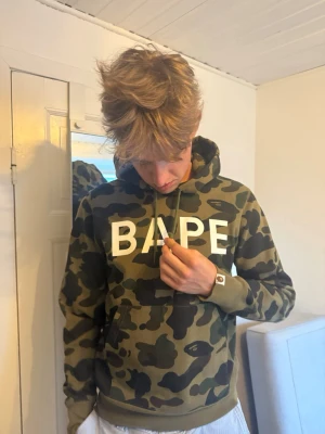 Bape hoodie - Original pris 4000kr, nästan inte använd. 