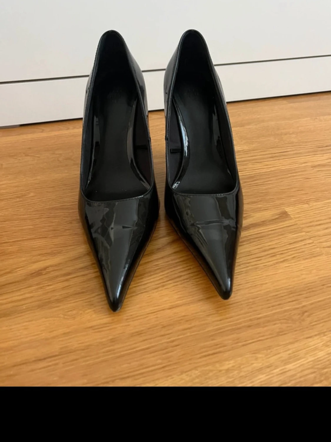 Svarta lackpumps med spetsig tå