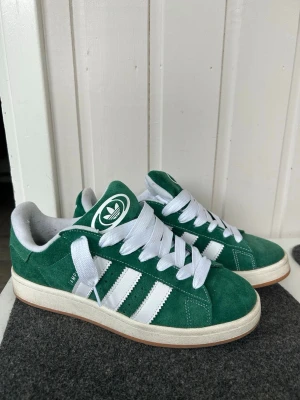 Gröna Adidas Campus sneakers - Använda fåtal gånger, storlek 44 och inga defekter