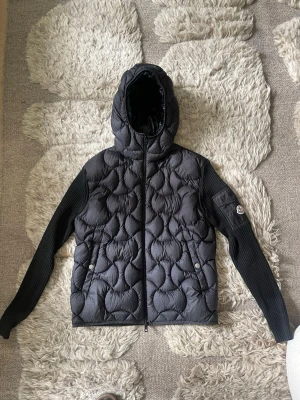 Moncler Men's Quilted Knit Jacket Black - Säljer nu denna sjukt feta Moncler Quilted knit jacket i storlek L, säljer då den blivit lite för kort för mig. Ny pris ligger mellan 11-13 000kr men jag släpper den för 6000kr! Den är som ny i skicket, knappt använd. Några frågor? Fråga gärna isf! 