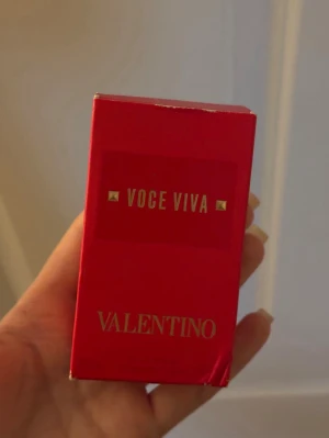Valentino Voce viva 30ml EDP nästan oanvänd  - Valentino Voce viva 30ml eau de parfum, det mesta kvar i flaskan, se bild för exakt mängd, över 25ml kvar. I originalförpackning som är sliten, flaskan dock i bra skick. 